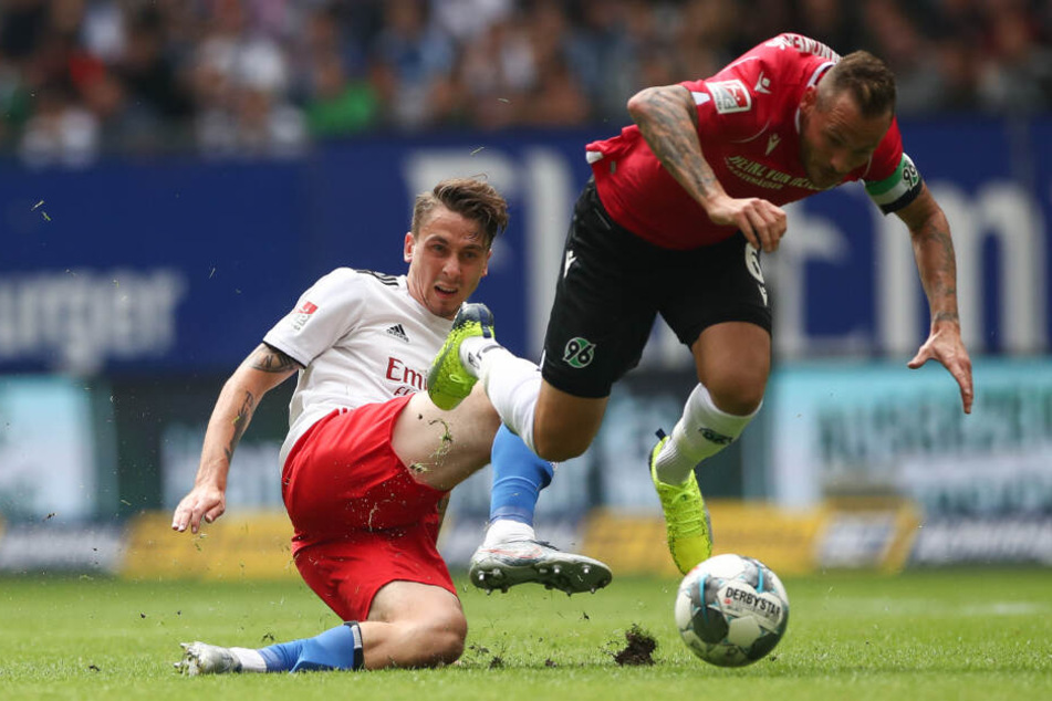 Adrian Fein bringt mit seiner Grätsche Hannovers Kapitän Marvin Bakalorz ins Straucheln.