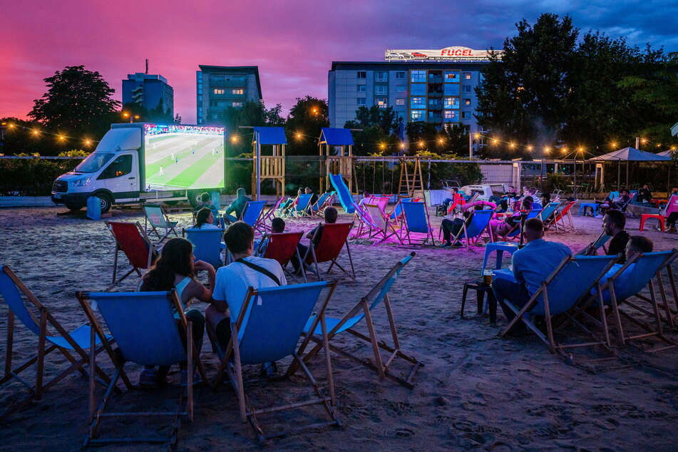 Public Viewing am Uferstrand gab's bereits im Sommer 2020. Die LED-Wand zum TAG24 Sommerkino wird mit 50 Quadratmetern jedoch deutlich größer.