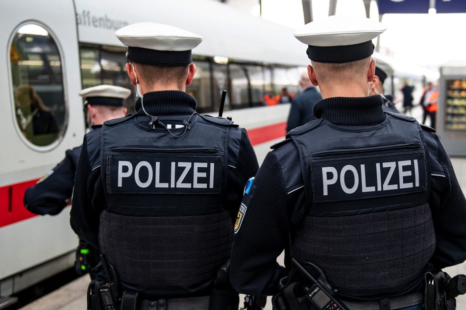 Wer hat was gesehen? Fahrkartenautomat aufgebrochen, Täter erbeuten Bargeld