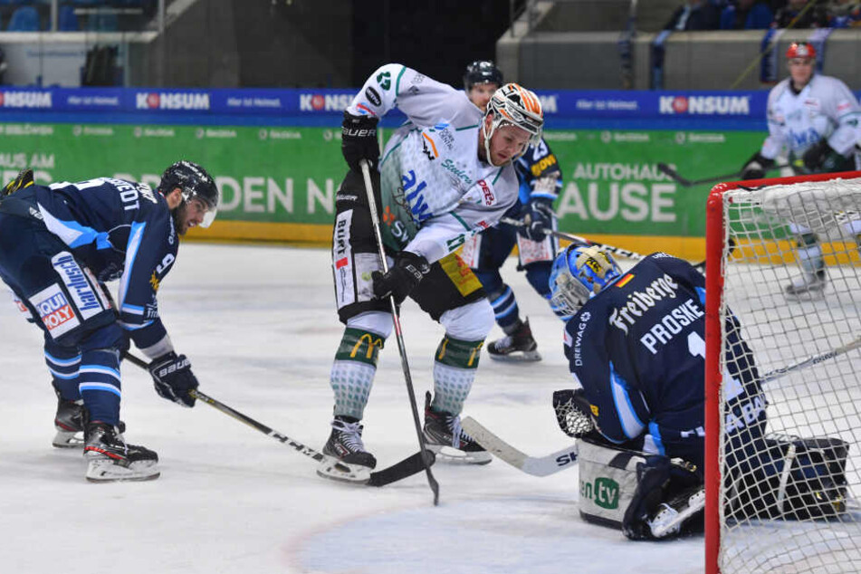 Überragend pariert hier Eislöwen-Keeper Florian Proske (r.) gegen Brett Breitkreuz (M.).