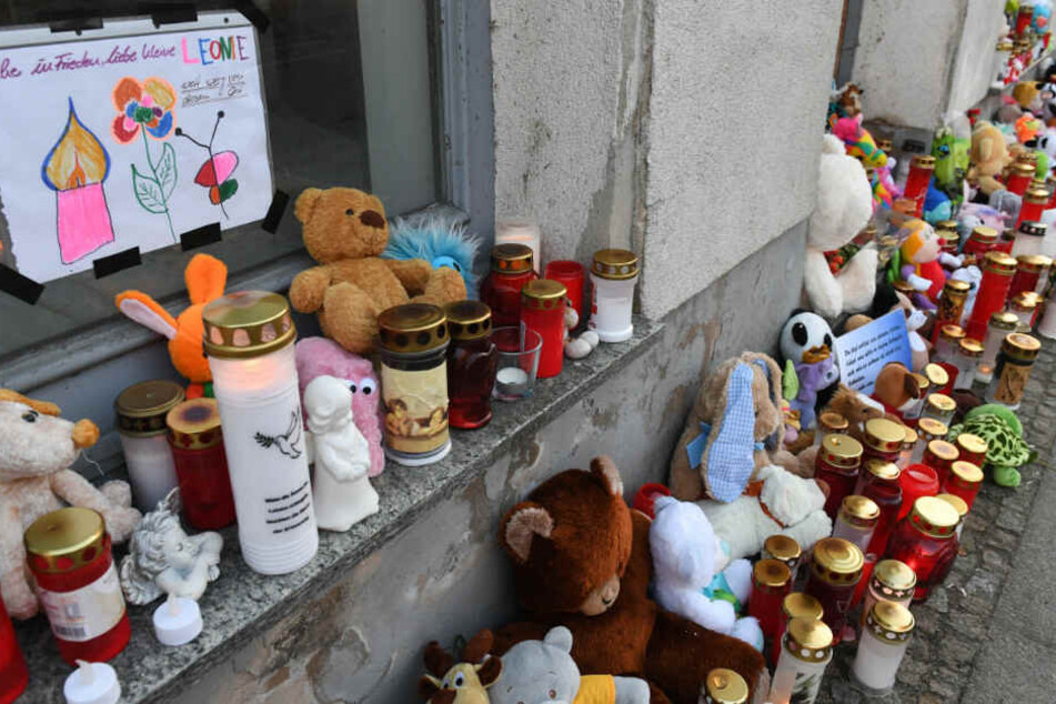 Kerzen und Plüschtiere stehen vor dem Eingang des Hauses, wo am 12.Januar2019 eine Sechsjährige ums Leben kam.