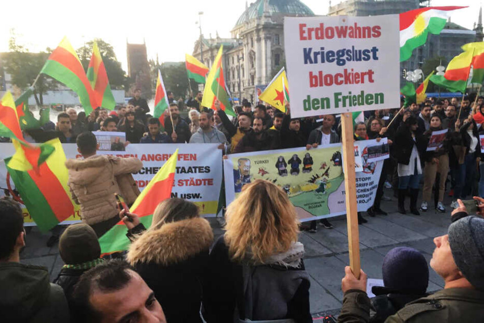 Zahlreiche Demonstranten demonstrierten gegen den Krieg der türkischen Armee in der Region Rojava (Syrien).
