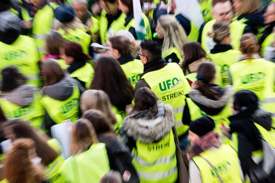 Die Flugbegleiter fordern unter anderem höhere Spesen und Zulagen. (Archiv)