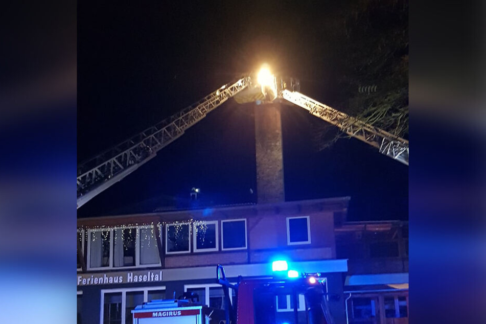 Ein 18-Jähriger hat halbnackt über drei Stunden in einem Schornstein festgesteckt. (Bildmontage)