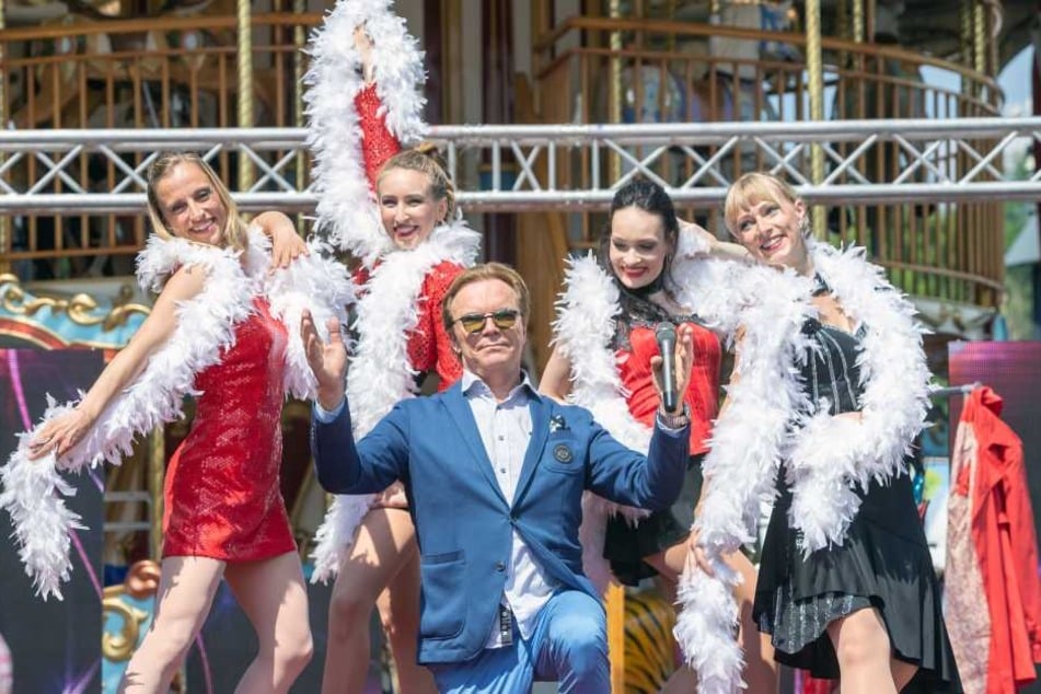 Fühlt sich sicher wohl: Fernsehkarussell-Moderatur Wolfgang Lippert (66) mit den Tänzerinnen von "DanceArt".