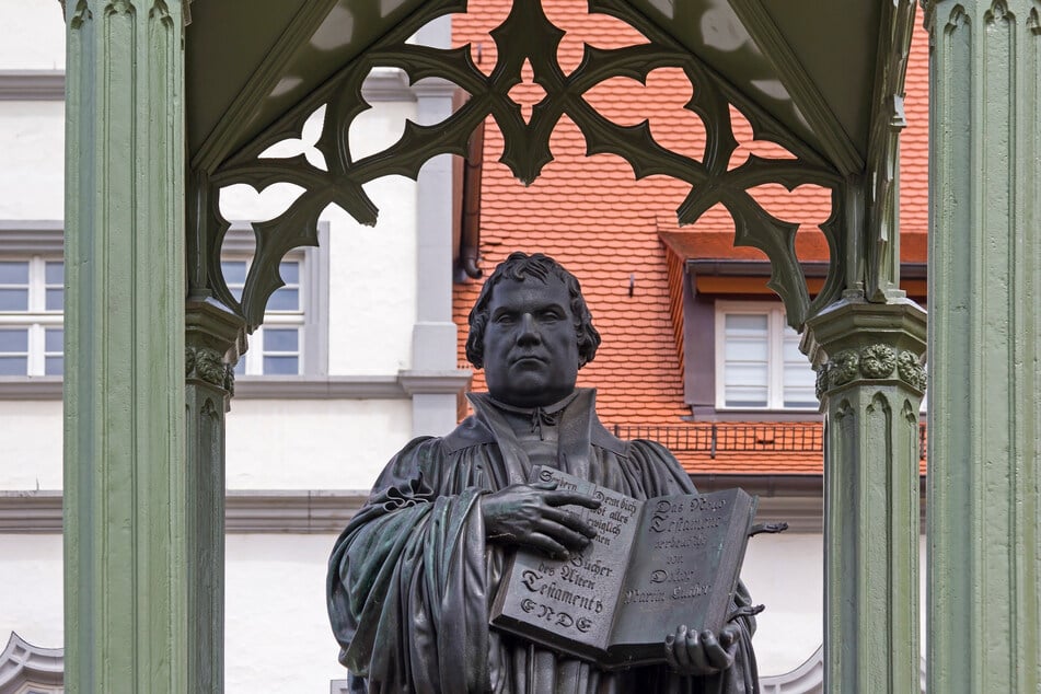 Das Lutherdenkmal in Wittenberg erinnert an den Reformator Martin Luther.