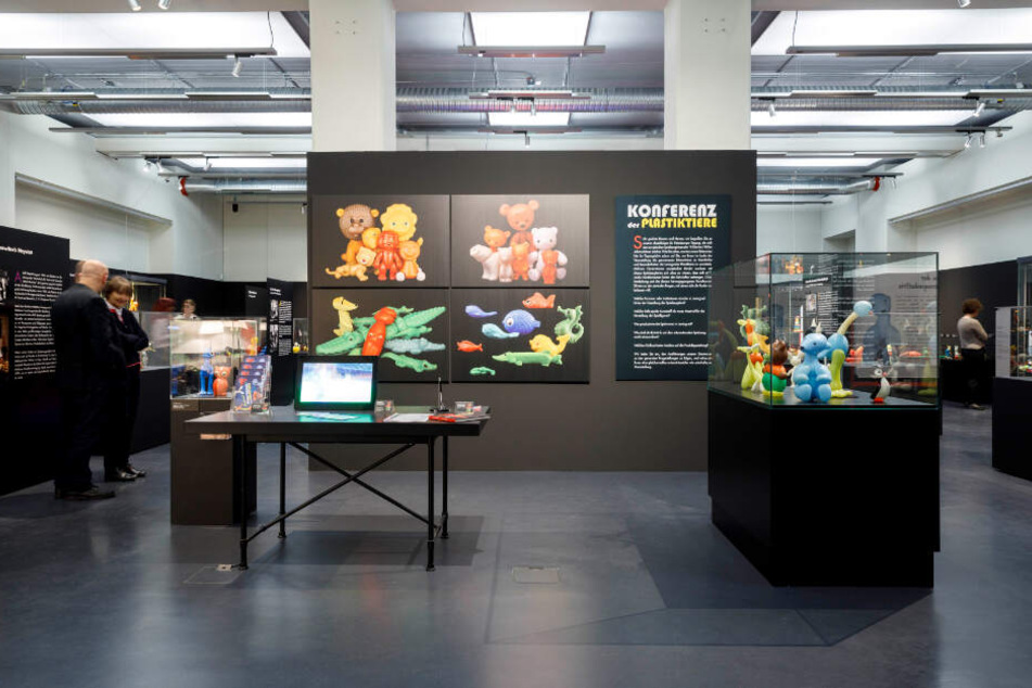 Insgesamt 230 Spielzeuge werden in der Schau "Konferenz der Plastiktiere" im Stadtmusem ausgestellt.