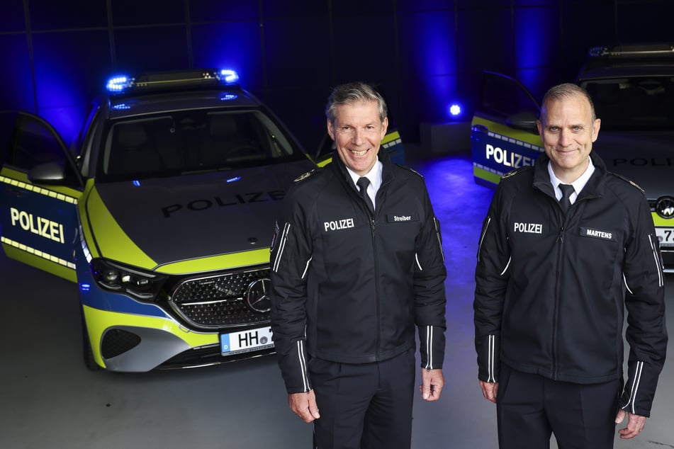 Mirko Streiber (l.) und André Martens klären über das neue Licht an den Hamburger Polizeiwagen auf.