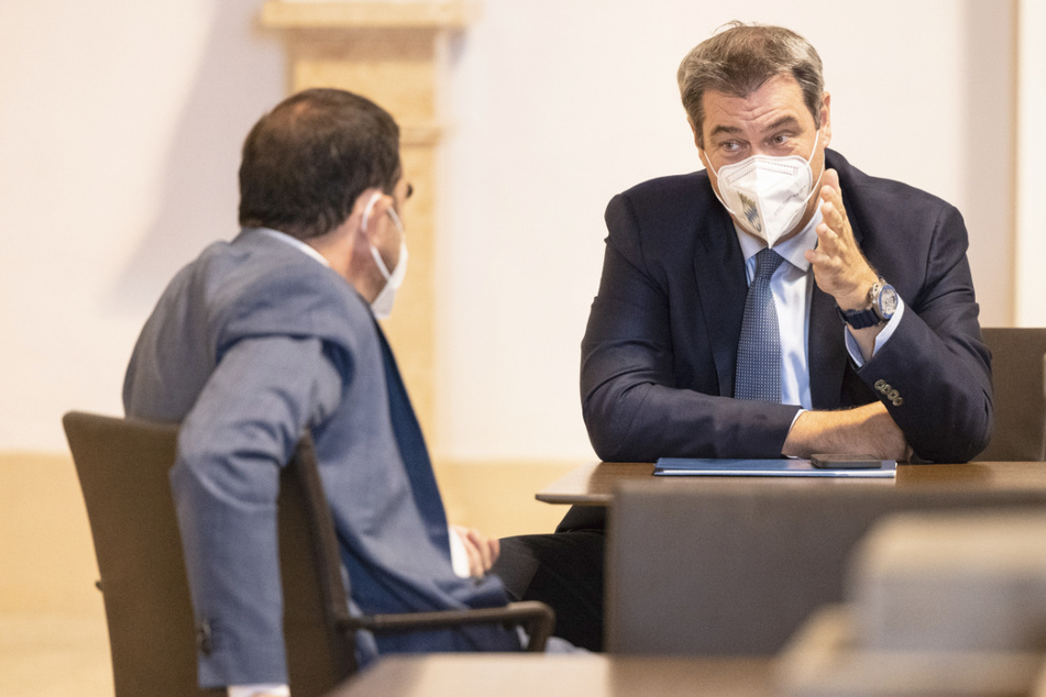 Bayerns Ministerpräsident Markus Söder (54, r.) und Gesundheitsminister Klaus Holetschek (57, beide CSU) stehen in der Kritik: Wie viel wussten sie?