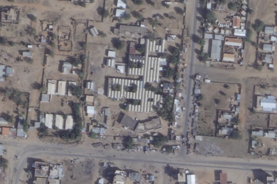 Dieses Satellitenfoto zeigt das Saudi Teaching Maternal Hospital (m.) in El Fascher, Sudan am Samstag, 25. Januar 2025.