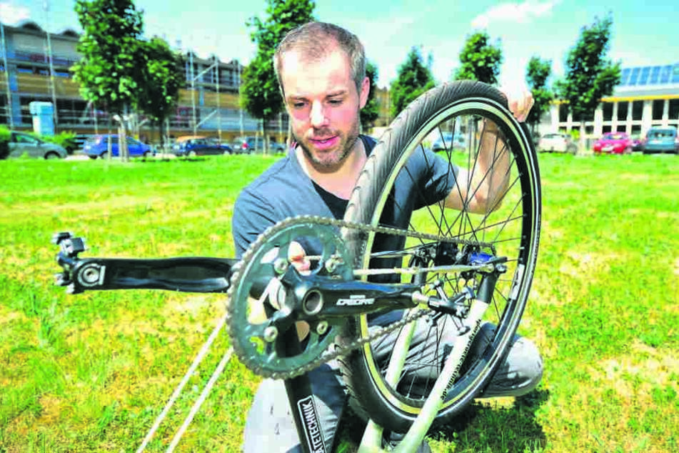 Das Unterrohr des Rahmens wurde durch ein gespanntes Seil ersetzt, das
Oberrohr sie aus wie ein Bogen.