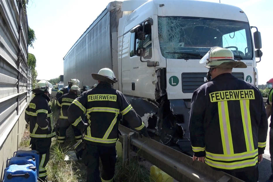 Trotz des Crashs blieb der Fahrer dieses Lkw's aus Polen glücklicherweise unverletzt.