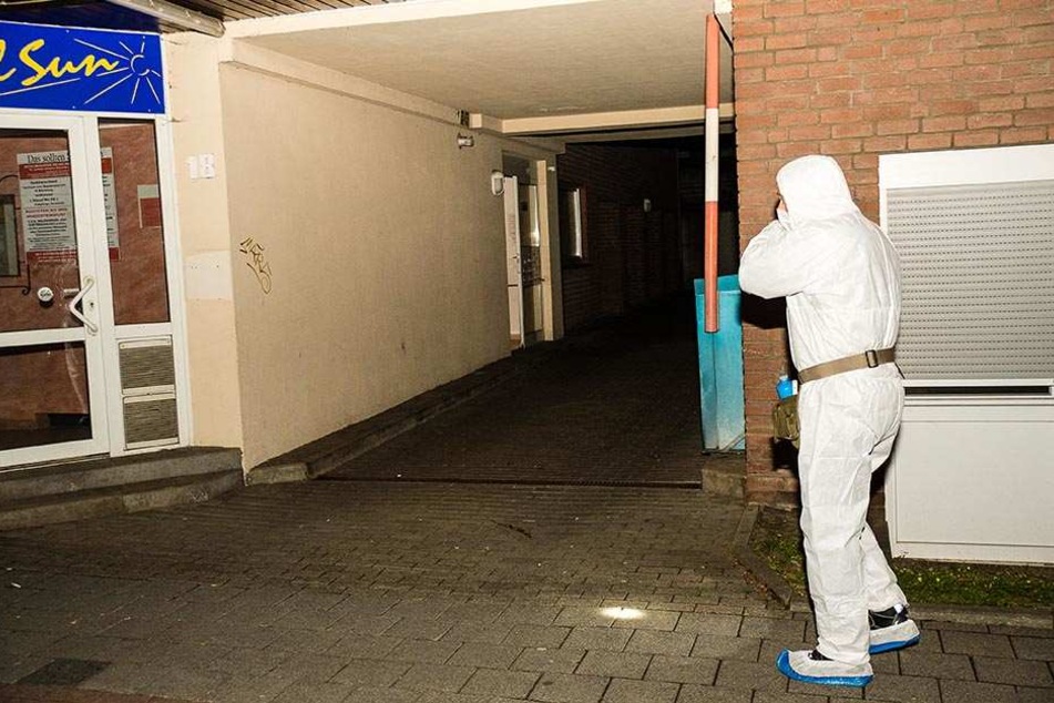 In der Wohnung wurden zwei Kinder (fünf und acht Jahre) und der Ehemann tot aufgefunden.