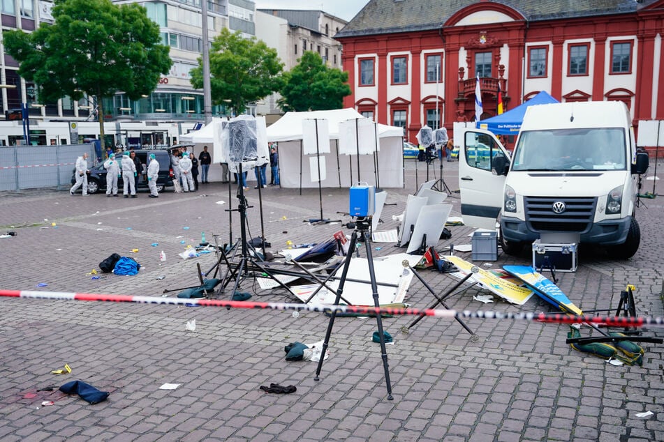 Ein Polizist verstarb, fünf weitere Menschen wurden bei dem Angriff auf dem Marktplatz verletzt.