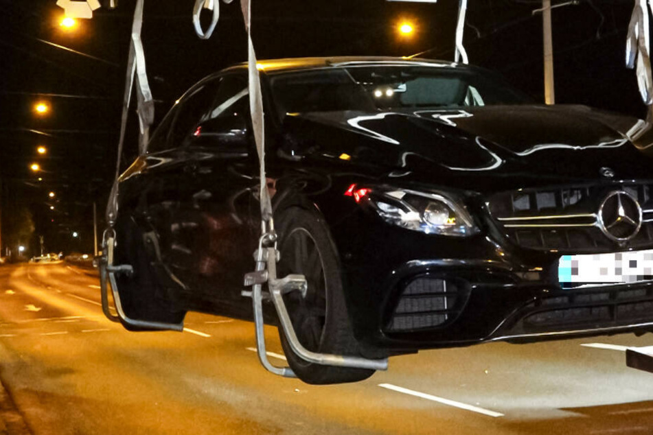 Der Mercedes AMG wurde nach dem Crash sichergestellt und abtransportiert.