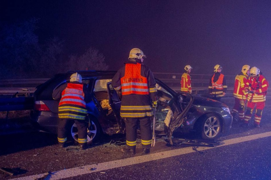 Bereits in den frühen Morgenstunden kam es zu dem Unfall und wie durch ein Wunder wurden die Fahrer "nur" leicht verletzt.