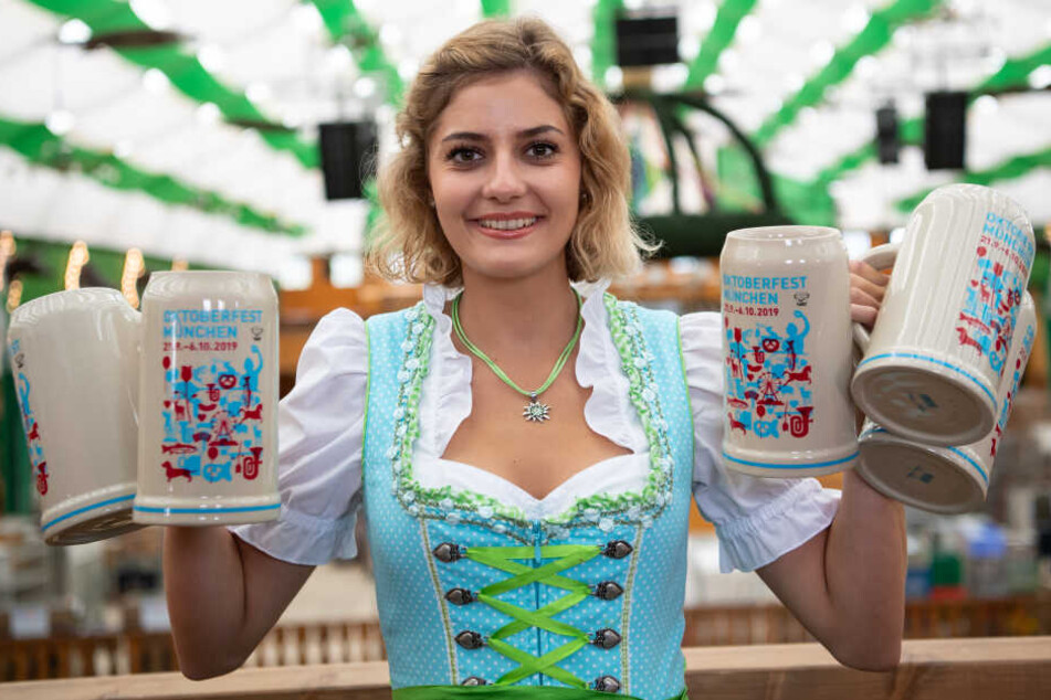 Der offizielle Wiesn-Maßkrug 2019: Die Preise für den Inhalt sorgen immer wieder für eine Debatte.
