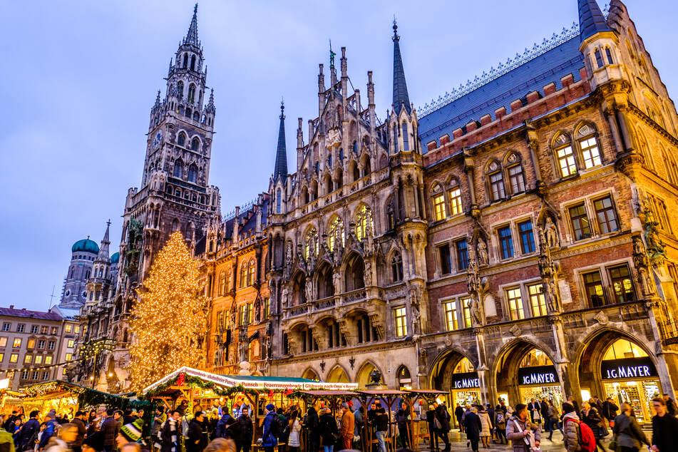 Das malerische Münchner Rathaus ist die perfekte Kulisse für den Christkindlmarkt am Marienplatz.