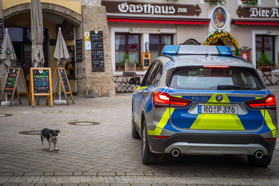 Ein Streifenwagen der Polizei fährt zur Kontrolle der Maskenpflicht durch die leere Innenstadt von Berchtesgaden.