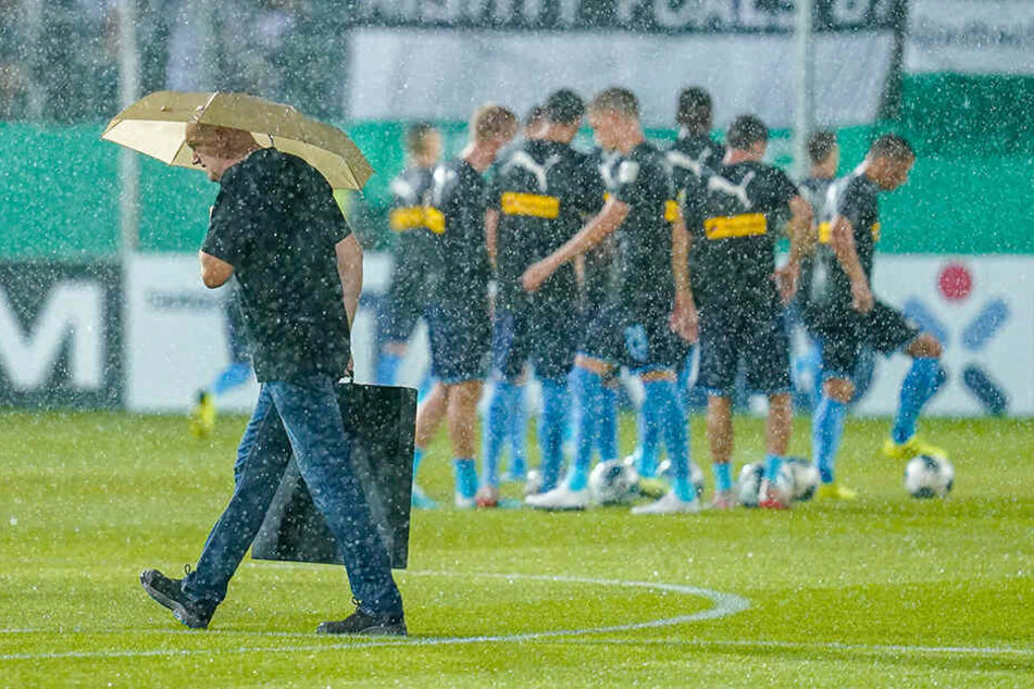 Der Anpfiff des DFB-Pokall-Spiels zwischen Gladbach und dem SVS, im Sandhäsuer Hartwaldstadion, war lange Zeit ungewiss.