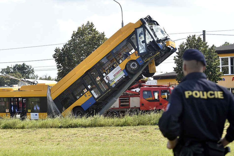 Der Bus knallte gegen einen Leitungsmast und rutschte an diesem hinauf.