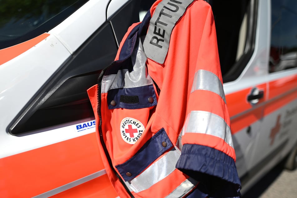Der Rettungsdienst brachte den 22-Jährigen in eine Klinik, wo er noch am Sonntagabend verstarb. (Symbolbild)