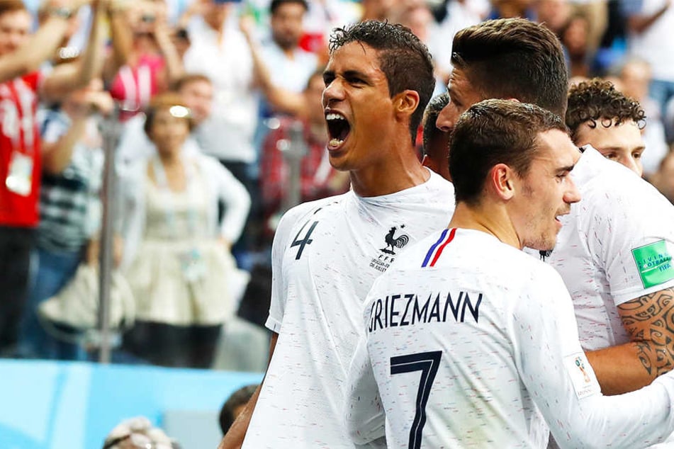 Jubel: Raphael Varane feiert seinen erstklassigen Kopfball, der Frankreich mit 1:0 in Führung brachte.