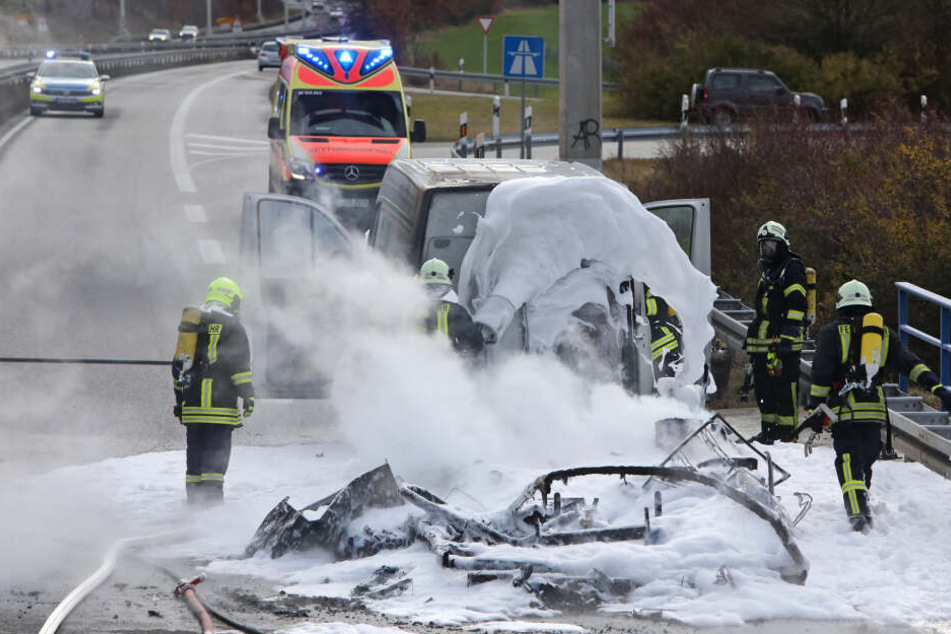Mit Schaum und Speziallöschmitteln löschte die Feuerwehr den Brand.