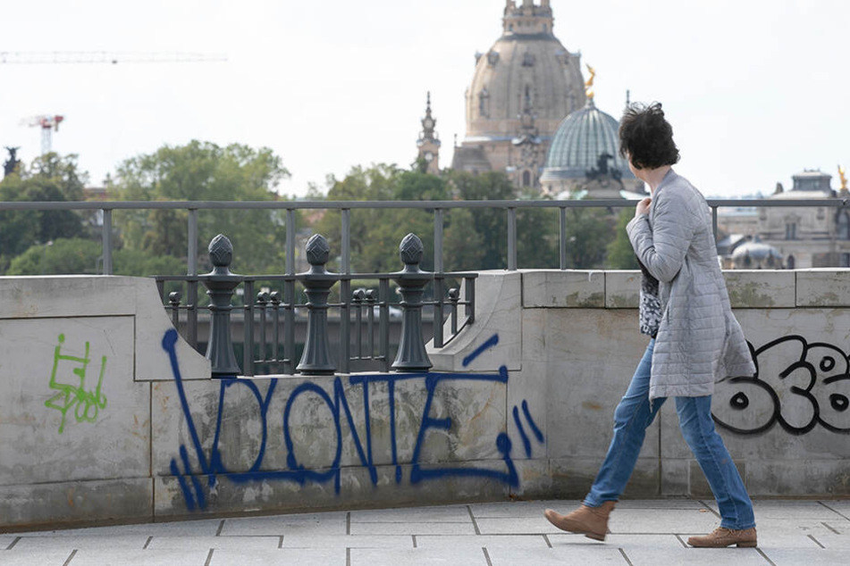 Wie hier auf der Albertbrücke verschandeln Graffiti an vielen Stellen den Blick auf die Altstadt.