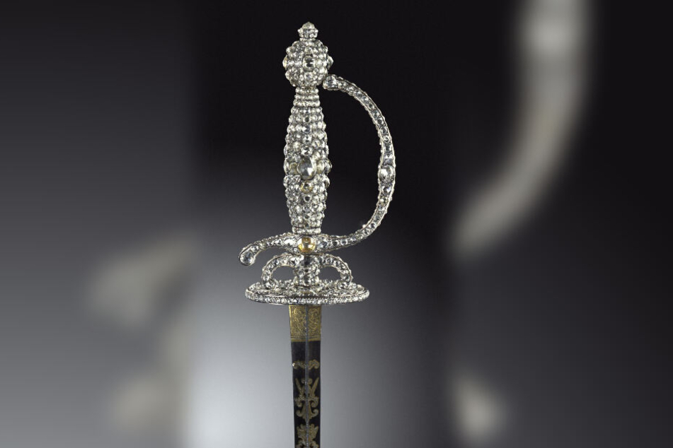 Ein Degen aus der Diamantrosengarnitur (1782-'89).