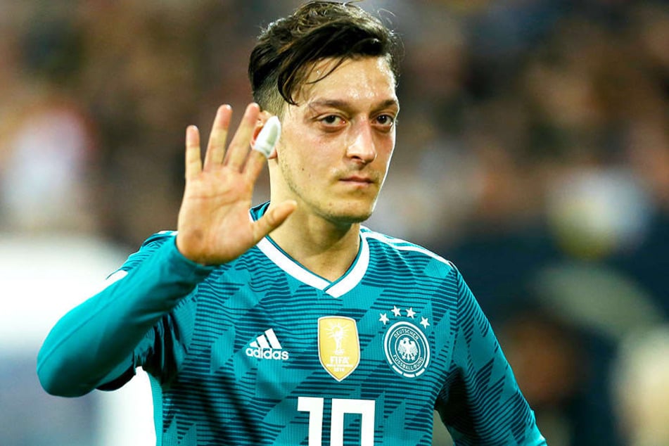Mesut Özil wird wegen die WM-Generalprobe wegen einer Knieprellung verpassen.