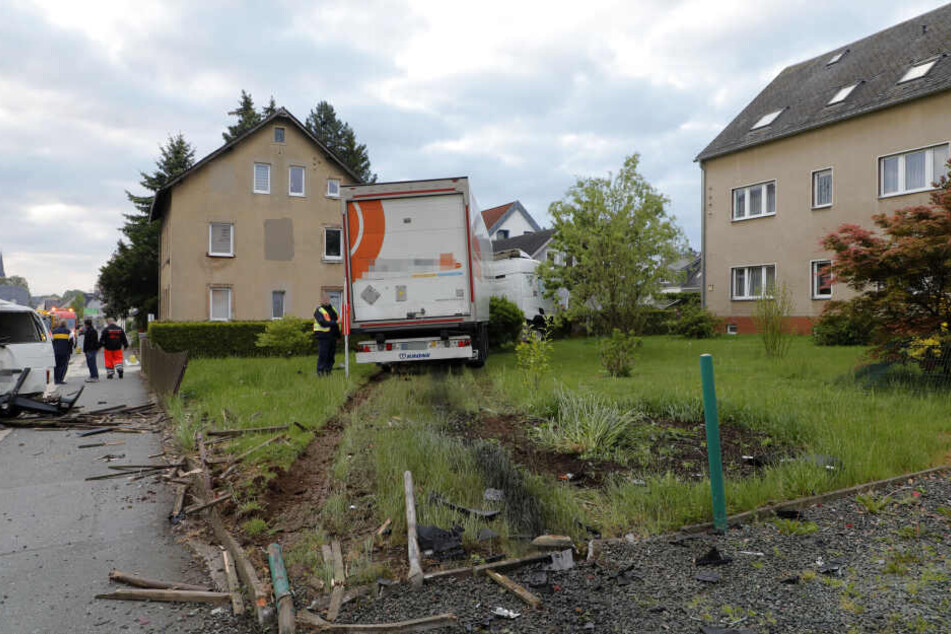 Der Laster kam in einem Garten zum Stehen.