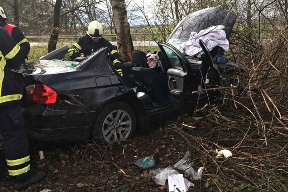 Die Feuerwehr musste den schwer verletzten Fahrer aus dem BMW befreien.