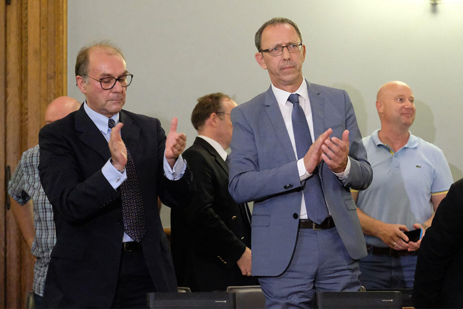 AfD-Funktionär Joachim Keiler (l) und Jörg Urban, Landesvorsitzender der sächsischen AfD, stehen nach der Urteilsverkündung in einem Saal des sächsischen Verfassungsgerichtshofes.
