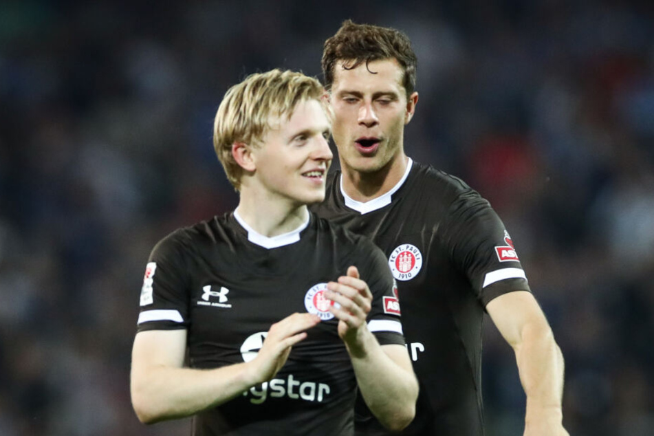 Mats Möller-Daehli (links) und James Lawrence freuen sich nach dem Spiel über den ersten Saisonsieg.
