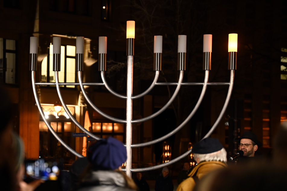 Zu Beginn des jüdischen Lichterfestes wurde der Leuchter eingeweiht.