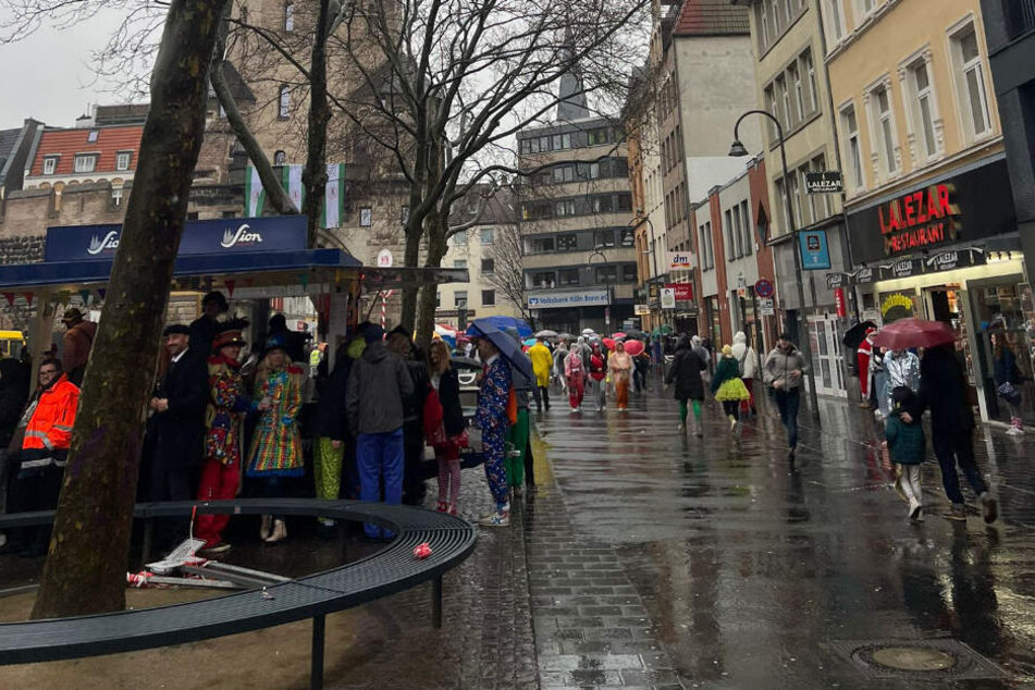 In der Kölner Südstadt hält sich der Andrang an Feiernden aufgrund des Wetters stark in Grenzen.