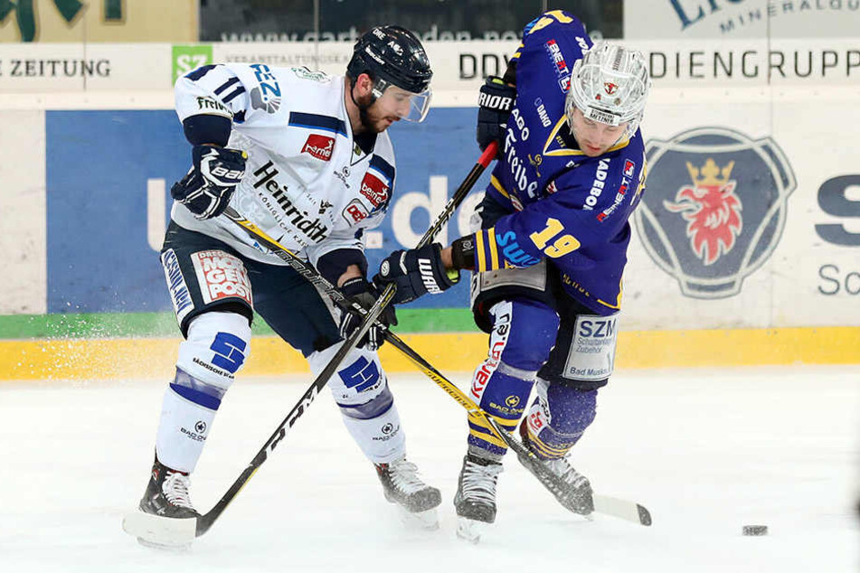 Eislöwe Steven Rupprich (links) und Weißwasser-Puckjäger Artur Tegkaev im Duell.
