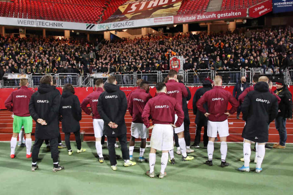 Immerhin: Die Dynamo-Spieler trauten sich zum Dresdner Fanblock.