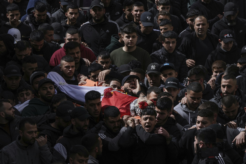 Palästinensische Trauernde tragen den Leichnam eines 16-Jährigen während seiner Beerdigung.