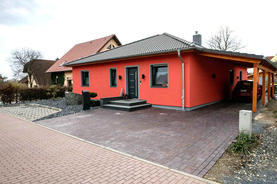 Direkt unter dem Schlafzimmerfenster stand der Wagen in der Nacht.