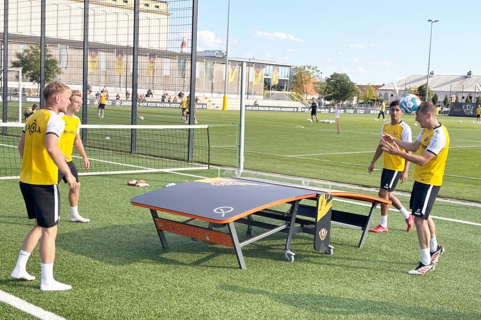 Nach dem Training gab's eine Runde Teqball: Tony Menzel (l.) und Jonas Oehmichen (21, 2.v.l.) spielten gegen Claudio Kammerknecht (26) und Niklas Hauptmann (29, r.).