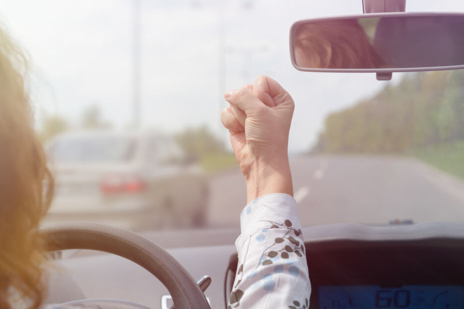 Ein Autofahrer ist auf der A72 bei Zwickau zum Anhalten gezwungen und brutal verprügelt worden. (Symbolbild)