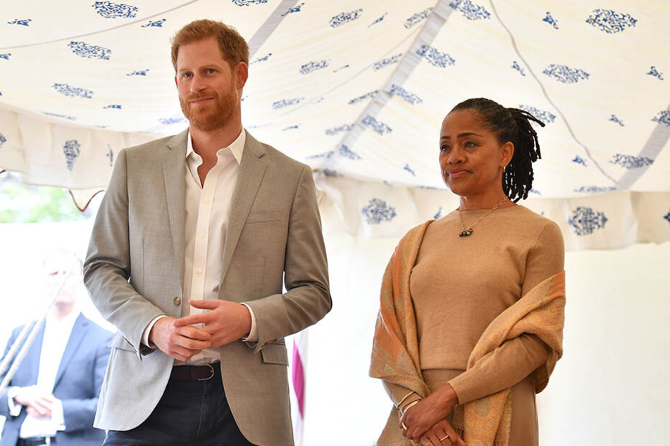 Doria Ragland (r.) soll beim Babysitten helfen. Prinz Harry wird's freuen.