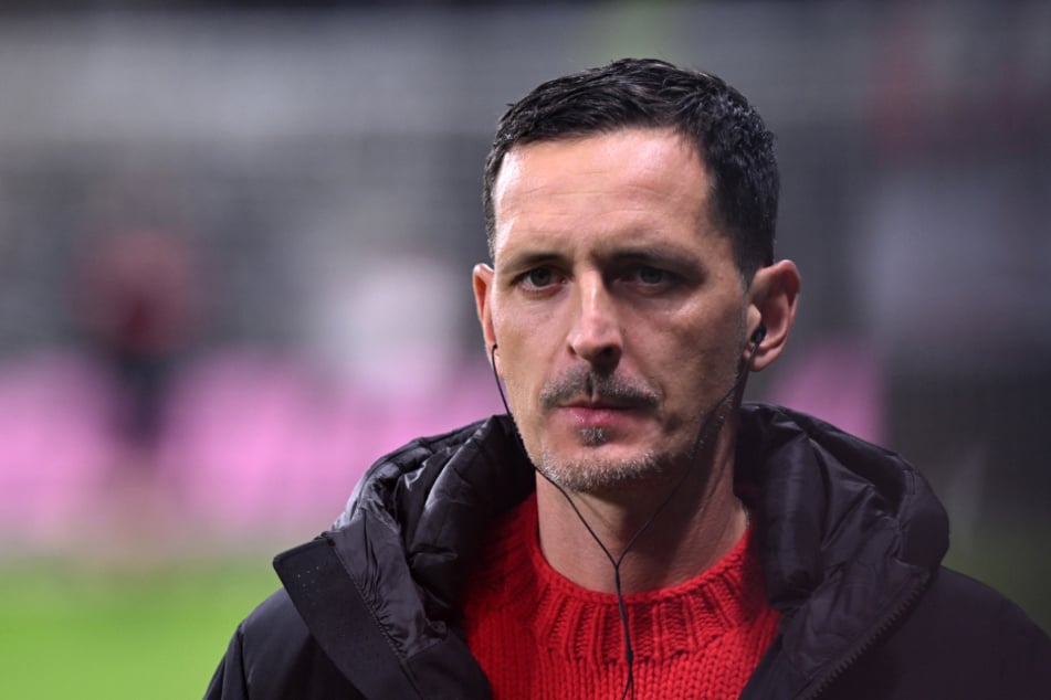 Eintracht Frankfurts Cheftrainer Dino Toppmöller (44) versuchte nach dem Heimsieg gegen Werder Bremen ein wenig die Erwartungen zu dämpfen.