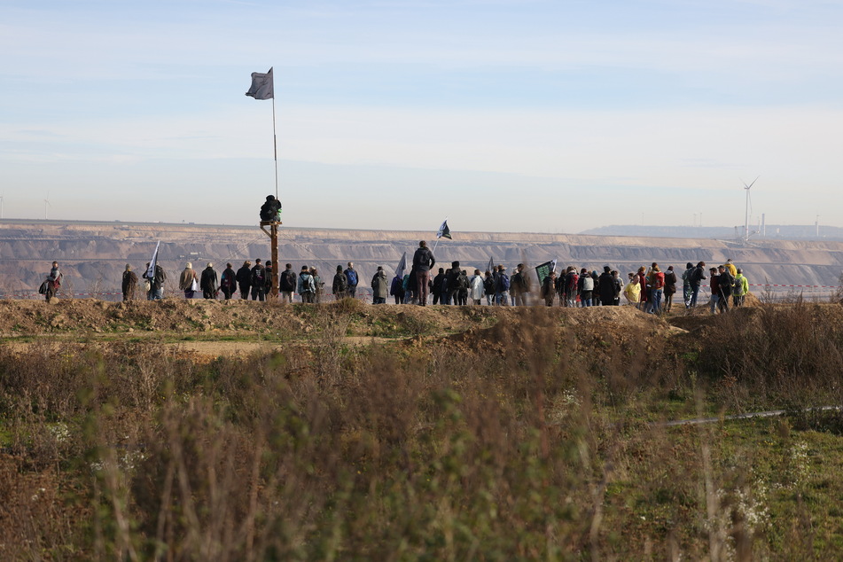Die Demonstranten am riesigen Braunkohle-Tagebau.