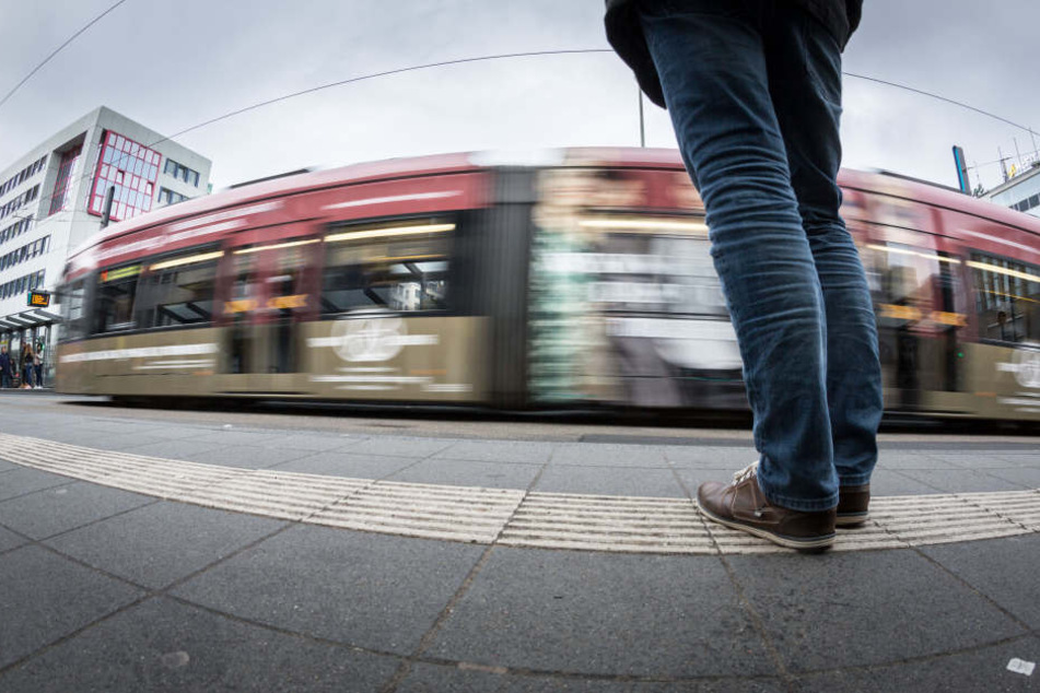 Der Messerangriff soll sich an einer Straßenbahn-Haltestelle in Frankfurt-Preungesheim abgespielt haben (Symbolbild).