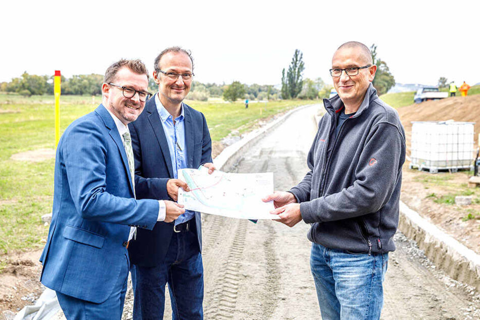 Verkehrsbürgermeister Raoul Schmidt-Lamontain (42, Grüne), Bauamtsleiter Robert Franke (42) und Planer Gerd Jarosch haben die Pläne für den Ausbau des Radwegs vorgestellt.