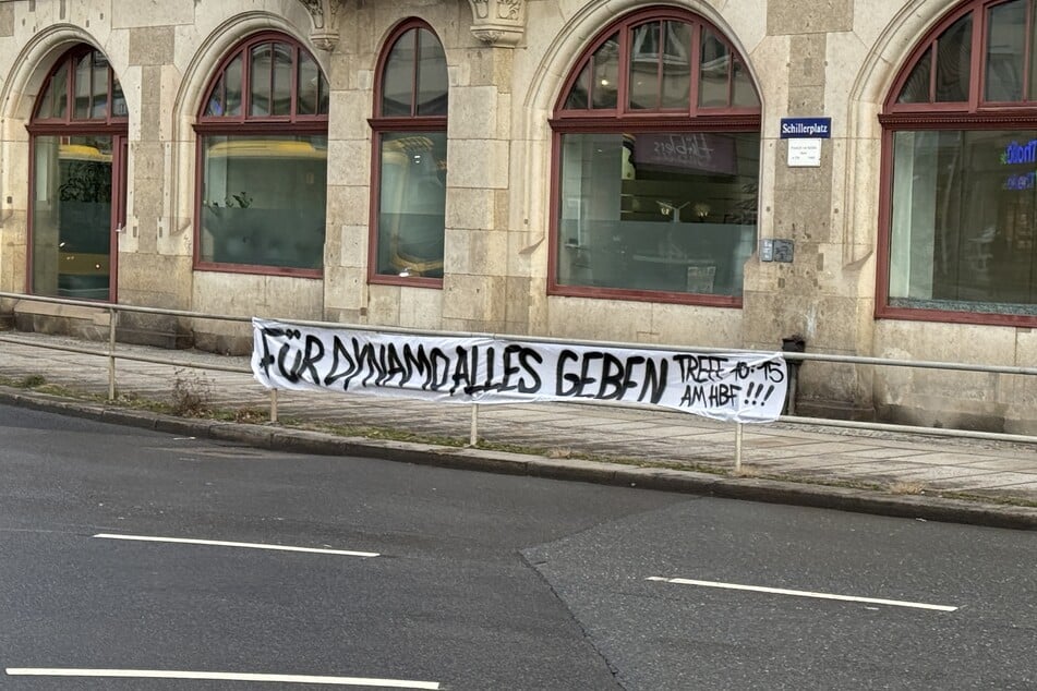 Auch am Dresdner Schillerplatz hängt ein Transparent.