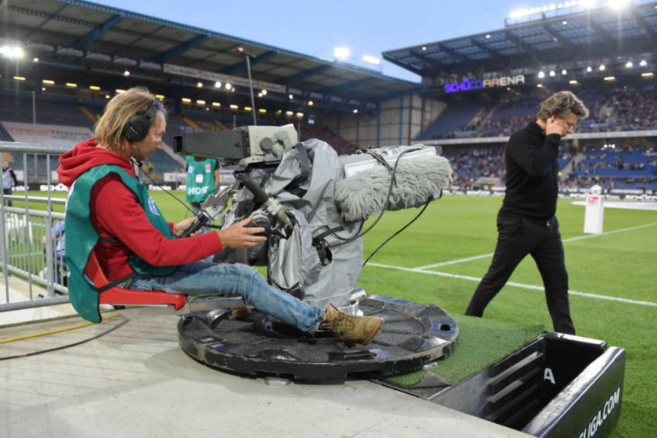 Trainer Jeff Saibene wird von den TV-Kameras eingefangen.
